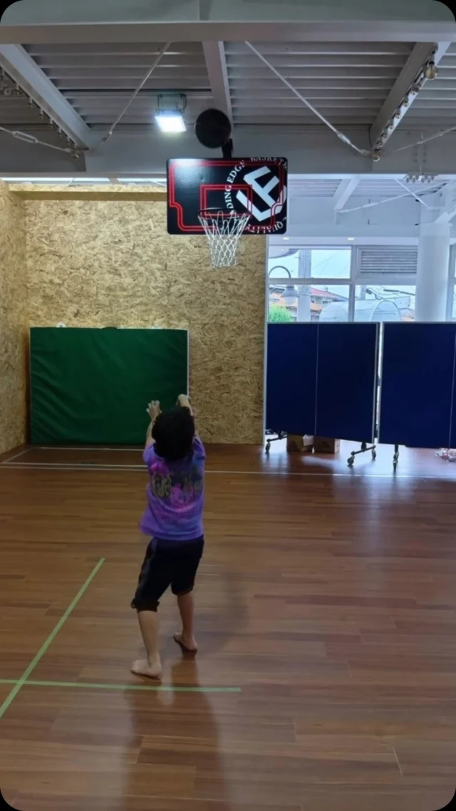 児童発達支援•放課後等デイサービスKAEDEです！！
今日は貸しスペースにバスケットゴール🏀がつきました！！
児童も職員もたくさん体を動かした後に手作りおやつでマカロニきなこを作って食べました！！

#放課後等デイサービス#児童発達支援#児童#バスケット#奈良県#三郷#手作りおやつ#リズム運動